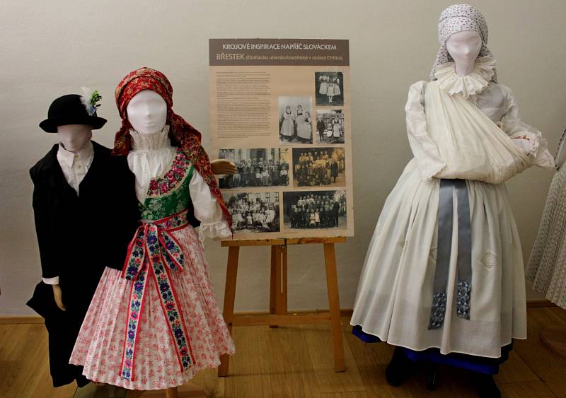 V ZAJETÍ KROJOVÉ KRÁSY. Podoby tradičního oděvu a jeho proměny v průběhu času jsou k vidění v Galerii Joži Uprky v Uherském Hradišti.