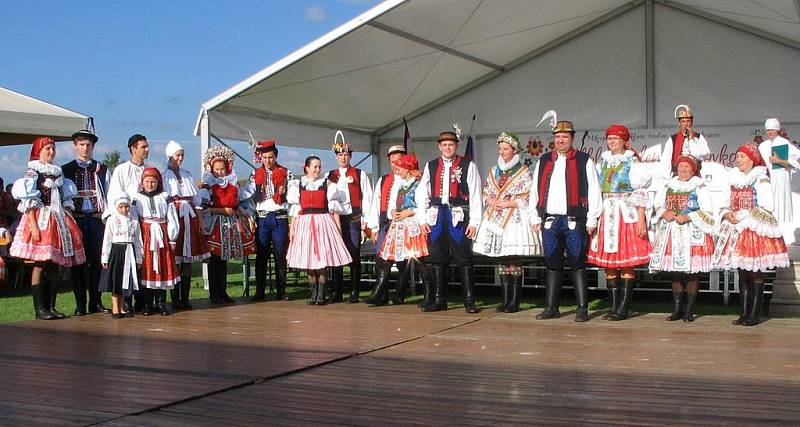  Jedním z vrcholů sobotního programu v obci na úpatí Bílých Karpat byla ukázka krojů z dvaceti různých lokalit Slovácka a pěti krojů ze Slovenska. 