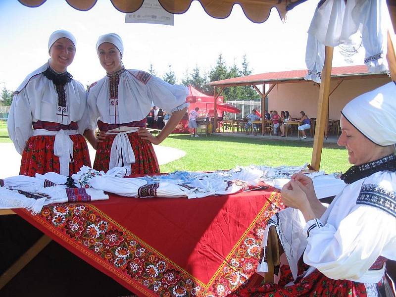 Folklorní den nabídl divákům na fotbalovém stadionu více než pět hodin národopisného maratonu