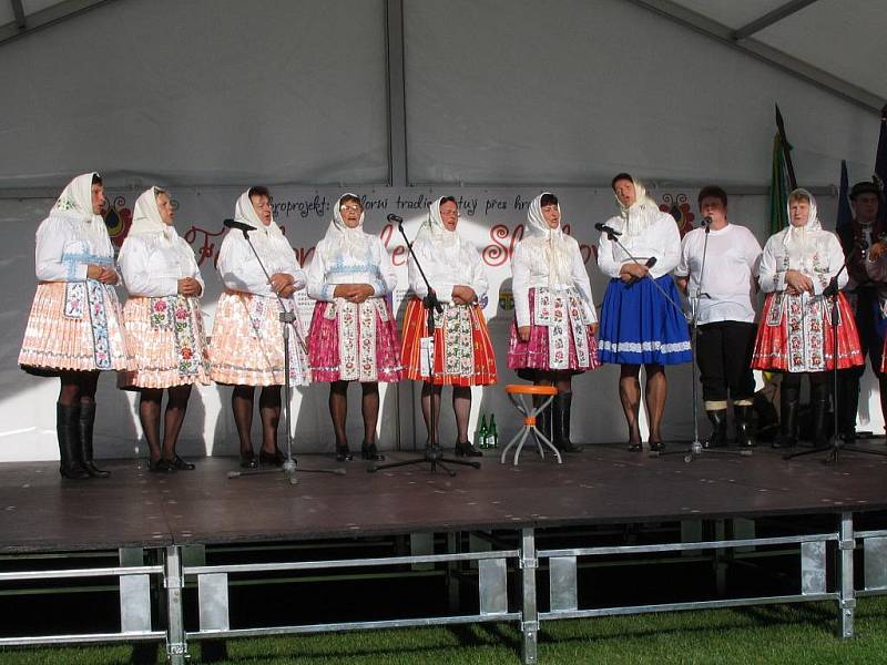 Folklorní den nabídl divákům na fotbalovém stadionu více než pět hodin národopisného maratonu