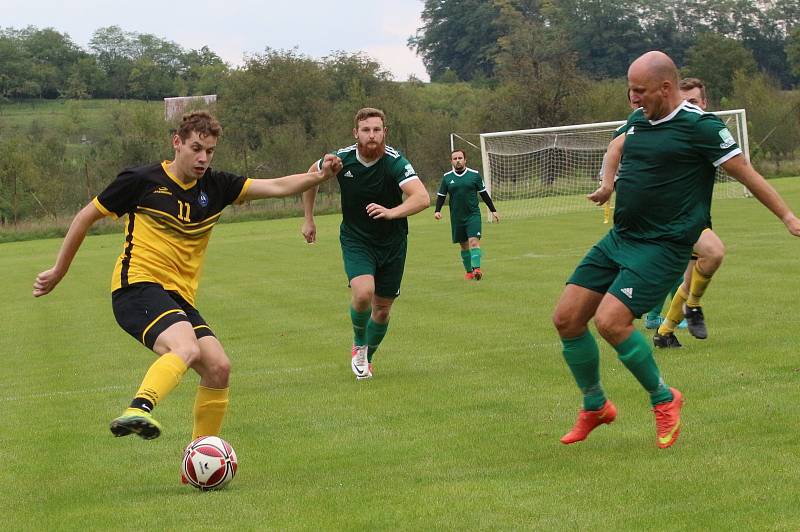 Fotbalisté Ostrožské Lhoty (žluté dresy) v 8. kole okresního přeboru Uherskohradišťska přehráli Havřice 3:0.