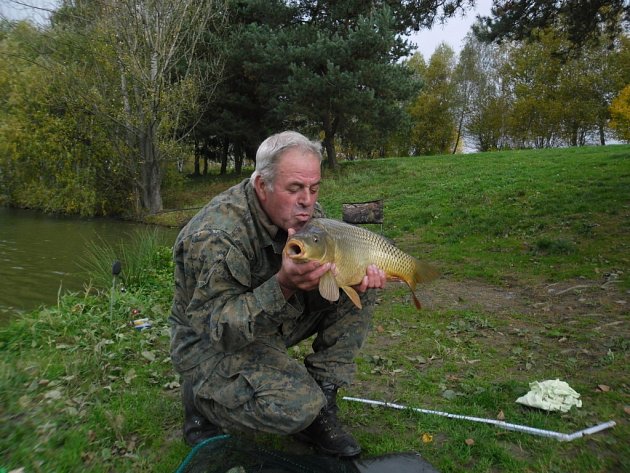 Soutěžní číslo 49 - Pavel Peňaška, kapr, 64 cm, 5, 65 kg.