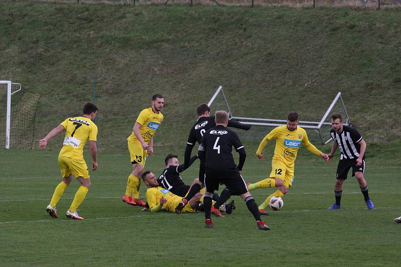 Fotbalisté Strání (žluté dresy) v sobotním souboji nejhorších týmů divize E doma prohráli s Holešovem 1:2.