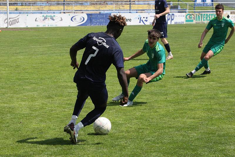 Starší dorostenci Slovácka (modré dresy) v úterní dohrávce 18. kola I. Celostátní ligy remizovali na Širůchu ve Starém Městě s Karvinou 1:1.