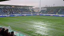 Trávník na stadionu Miroslava Valenty se po vydatném dešti před finále MOL Cupu ocitl pod vodou.