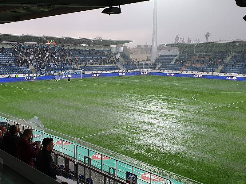 Trávník na stadionu Miroslava Valenty se po vydatném dešti před finále MOL Cupu ocitl pod vodou.