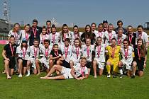Fotbalistky Slovácka po posledním zápase na Spartě převzaly medaile za třetí příčku v ženské lize.