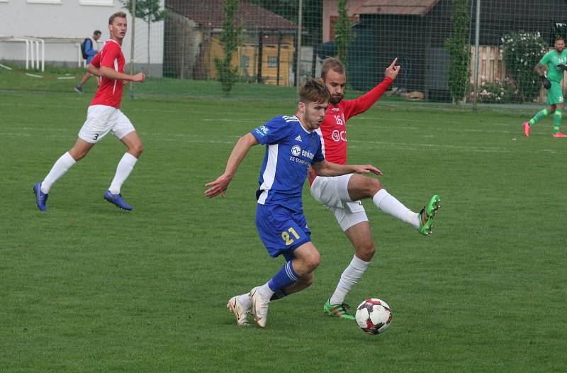 Fotbalisté Uherského Brodu (červené dresy) ve 2. kole MOL Cupu podlehli druholigové Jihlavě 1:2 a v poháru končí.