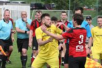 Fotbalisté Zlechova (červenočerné dresy) doma zdolali v 17. kole I. B třídy skupiny C Prakšice 2:1.