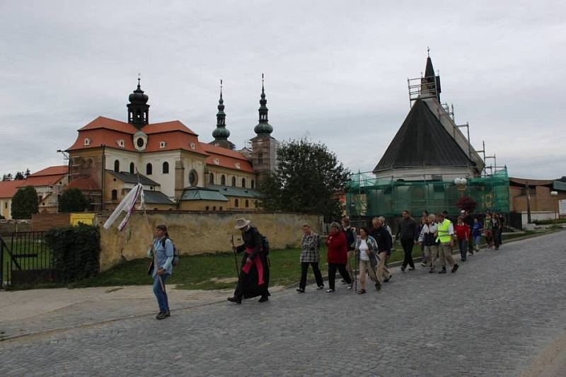 Třiadvacet poutníků mělo velehradskou baziliku za zády. Jejich cesta vedla na Sv. Hostýn.