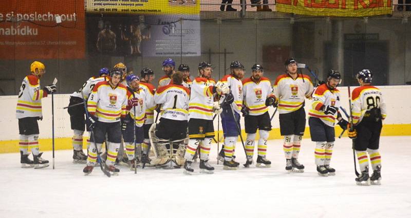 Semifinále playoff krajské hokejové ligy Uherský Ostroh – Velká Bíteš (v tmavém) 3:2.
