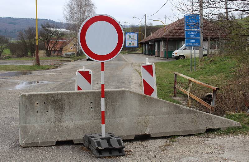 Prohlídka Březové, vesnice pod Velkým Lopeníkem na moravsko-slovenském pomezí. Hraniční přechod se Slovenskem.