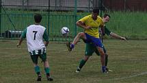 Fotbalisté Částkova (zelenobílé dresy) v rámci oslav výročí 80. let vyzvali starou gardu ligového Zlína.