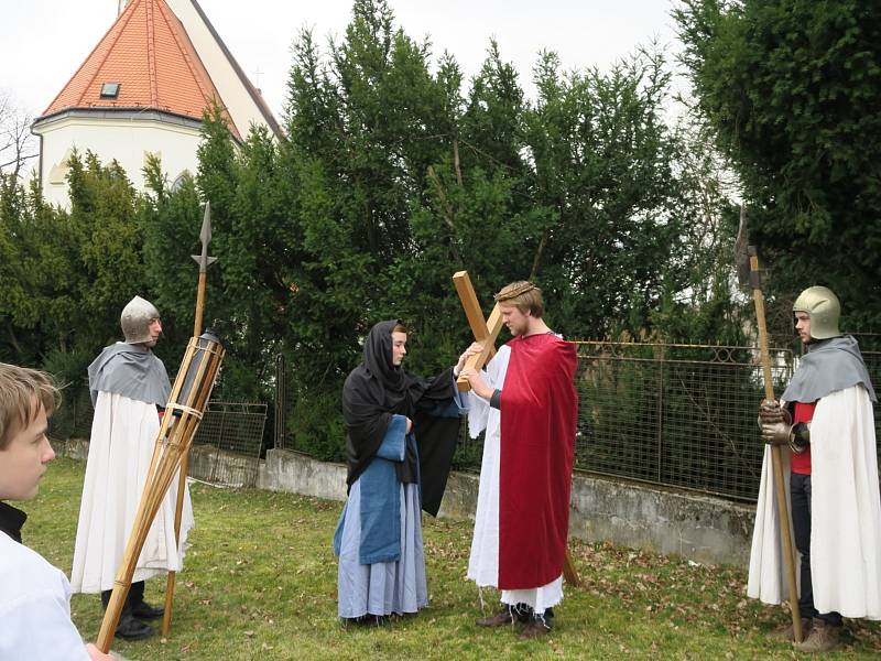 Ježíš nesl kříž ulicemi Dolního Němčí.