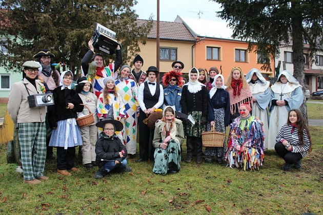 Nejrůznější typy masek v sobotu 6. února procházely také ulicemi Nivnice. 