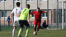 Fotbalisté Hluku (fosforové dresy) v dohrávce 10. kola krajské I. A třídy skupiny B deklasovali Bojkovice 8:1.