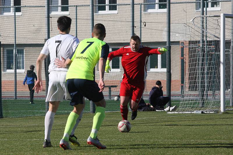 Fotbalisté Hluku (fosforové dresy) v dohrávce 10. kola krajské I. A třídy skupiny B deklasovali Bojkovice 8:1.