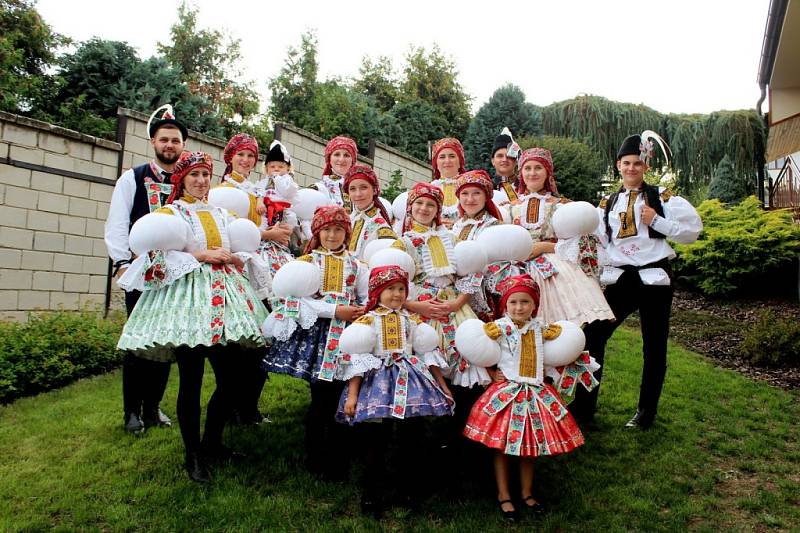 V ulicích Jalubí i před radnicí pěli šohaji a děvčice slovácké písničky a tancovali.