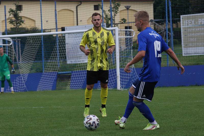 Fotbalisté Kunovic (žluté dresy) v 5. kole krajské I. A třídy skupiny B podlehli favorizovaným Zborovicím 1:2.