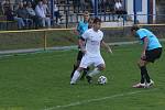 Fotbalisté Ořechova (bílé dresy) v hodovém derby porazili Polešovice 2:0.