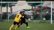 Fotbalisté Ostrožské Lhoty (ve žlutých dresech) zvítězili na hřišti Žítkové 8:1 a postoupili do druhého kola Poháru OFS Uherské Hradiště.