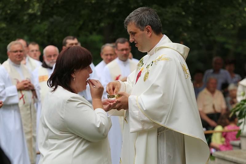 V pondělí 6. července sloužil svou první mši svatou na Svatém Antonínku Lhoťan Vojtěch Radoch. Novokněz při udělování svatého přijímání.