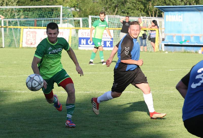 Fotbalisté Ostrožské Nové Vsi (v modrých dresech) prohráli v prvním kole Poháru Zlínského KFS s Dolním Němčí 1:2. Na snímku Pavel Krchnáček.