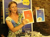 Podobu prvního dílu publikace Kuchařka tradničních pokrmů na Slovácku v oranžovém provedení a nově chystaného vydání v modrém provedení, představila ve středu 21. května Lenka Durďáková z Regionu Slovácko. 