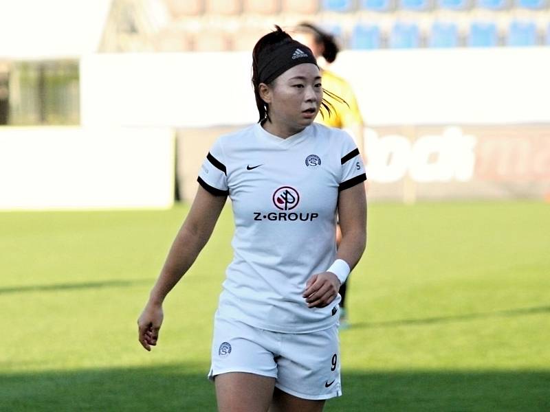 Fotbalistky Slovácka (v bílých dresech) na Městském stadionu Miroslava Valenty zdolaly Horní Heršpice 2:1.