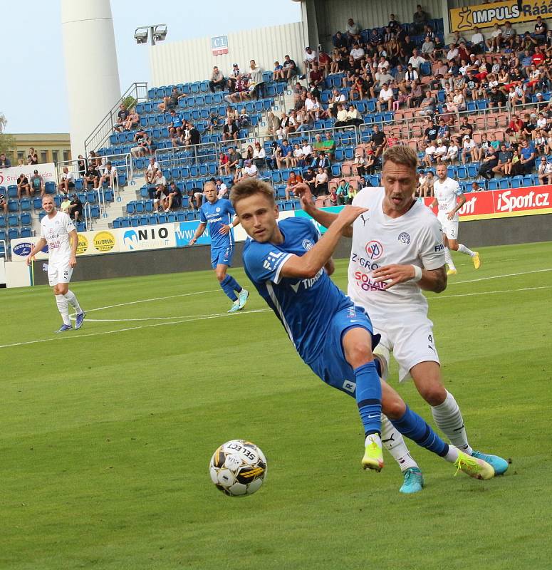 Fotbalisté Slovácka (bílé dresy) v 5. kole FORTUNA:LIGY vyzvali Slovan Liberec.