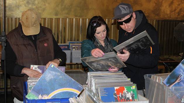 Burza vinylů v prostorách uherskohradišťského klubu Mír nabídla tisíce gramofonových desek.