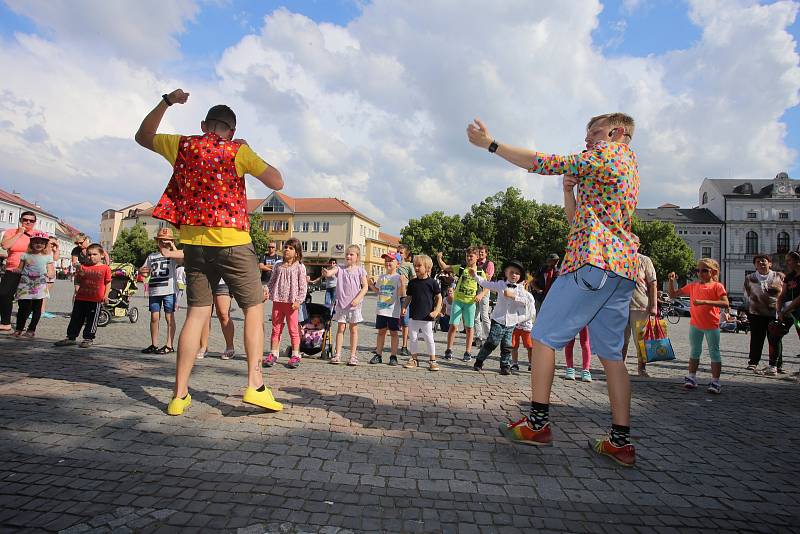 Magic festival 2018 v Uherském Hradišti. Kouzelné náměstí na Masarykově náměstí. Kouzelník Mišuge a Maxi  (vpravo)