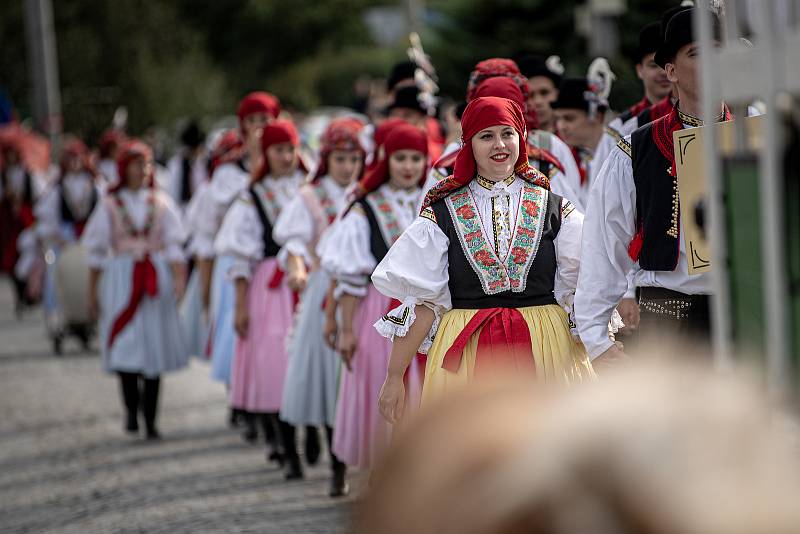 Na tři tisíce krojovaných účastníků z devíti regionů, Polska a Maďarska prošlo centrem Uherského Hradiště při Slováckých slavnostech vína a otevřených památek, 10. září 2022.