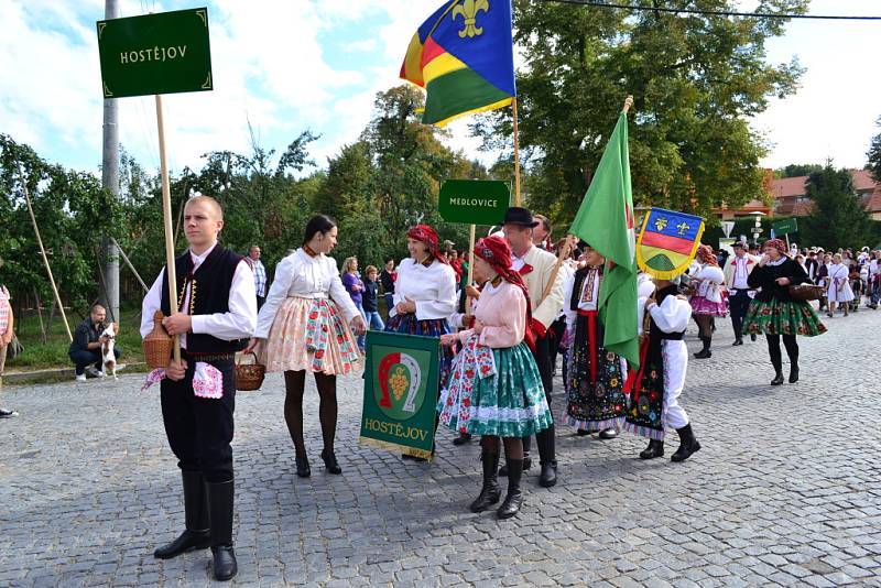 Krojovaný průvod obcí odstartoval ve Vinohradské ulici a cíl měl na Masarykově náměstí v Uherském Hradišti.