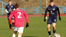 Fotbalisté Uherského Brodu (červené dresy) na závěr čtyřdenního soustředění zdolali starší dorost Slovácka 2:0.