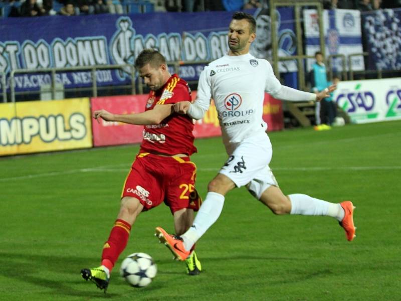 Fotbal Gambrinus liga 1. FC Slovácko - Dukla Praha. Zleva Luboš Kalouda a Tomáš Košút-