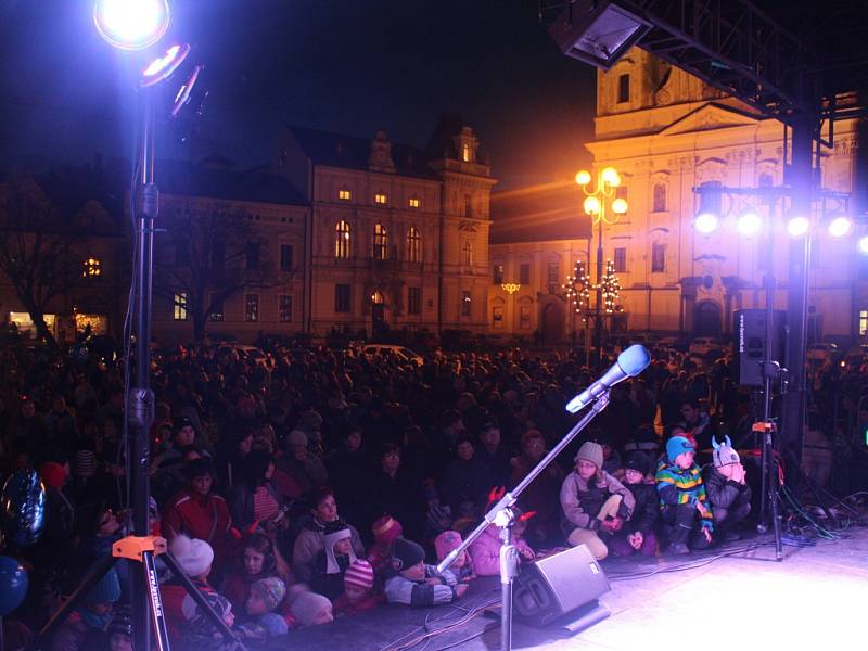 Masarykovo náměstí v Uherském Hradišti od pátku 5. prosince zdobí devítimetrový smrk, nesoucí jméno Marek. 