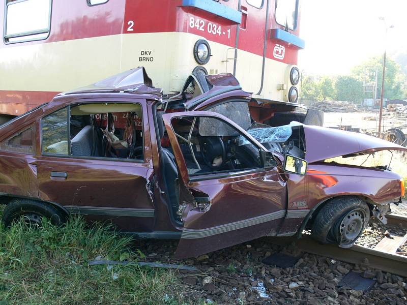 Po střetu s vlakovou soupravou se z Oplu Kadett stala hromada šrotu.