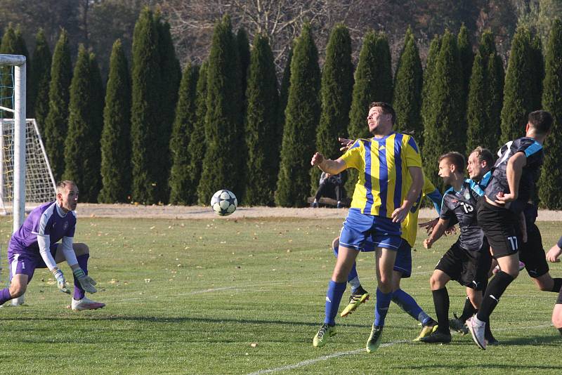 Fotbalisté Buchlovic (žlutomodré dresy) v posledním zápase podzimní části podlehli vedoucím Osvětimanům 1:2.