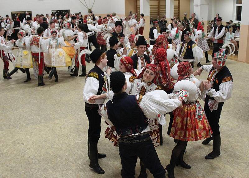 Českou besedu zatancovalo v Nedakonicích 80 krojovaných. (Na fotografii jsou Nedakoničtí)