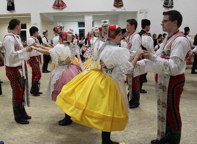 Při České besedě vynikly pestrobarevné oděvy tanečnic a tanečníků. 