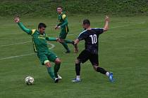 Fotbalisté Osvětiman (modré dresy) v nedělním deštivém derby zdolali Boršice 2:1.