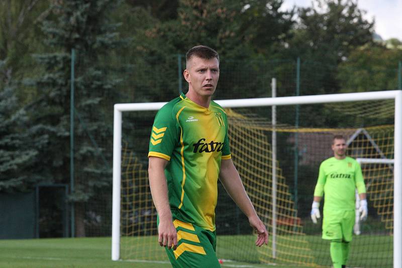 Fotbalisté Strání (černožluté dresy) v sobotním domácím hodovém duelu přehráli Napajedla 3:0.