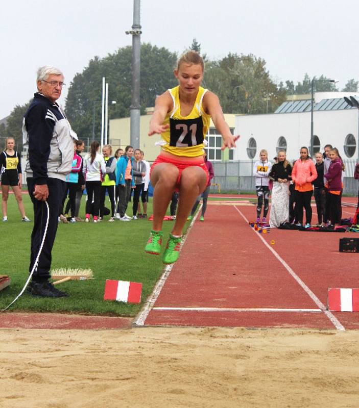 Závodníci z patnácti škol z celého okresu se na atletické stadionu v Uherském Hradišti utkali na 16. ročníku atletického čtyřboje „O pohár starosty města Uherské Hradiště.