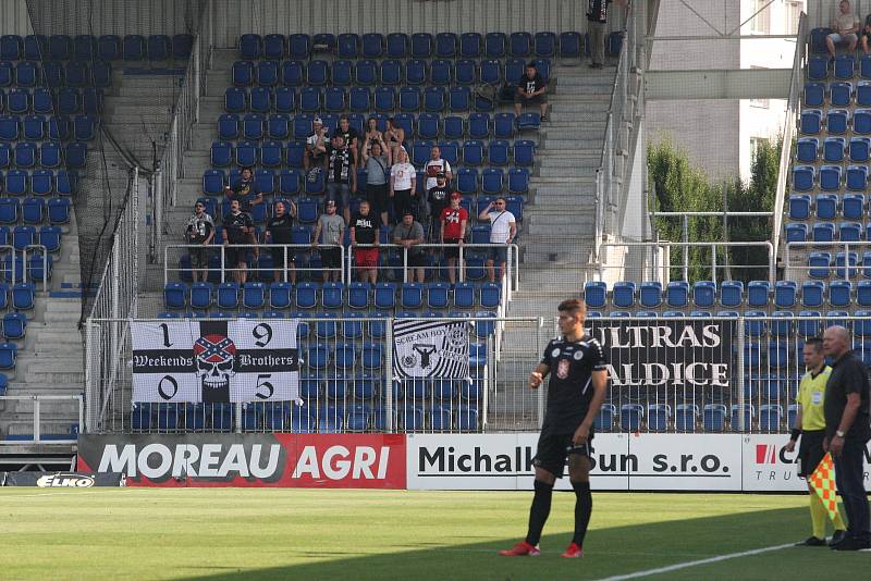 Fotbalisté Slovácka (bílé dresy) se v neděli doma utkali s Hradcem Králové.