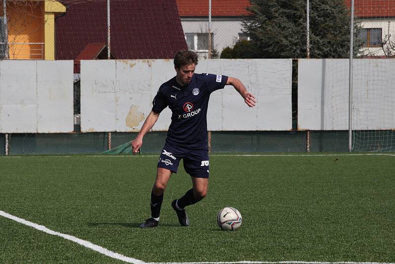 Fotbalisté Slovácka B (modré dresy) ve 20. kole MSFL přehrály Frýdek-Místek 5:1.