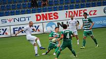 Fotbalisté Slovácka (v bílých dresech) v prvním semifinále  Skupiny o Evropu vyzvali pražské Bohemians 1905.