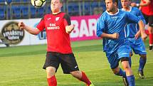 Fotbalisté Uherského Ostrohu (v modrých dresech) po okresním přeboru vyhráli i pohár, když ve finále zdolali Jankovice 1:0. Foto: Deník/Libor Kopl