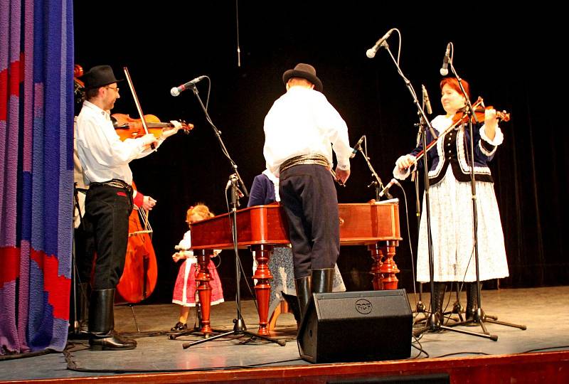 Třináct dětských folklorních souborů roztleskalo čtyři stovky diváků.