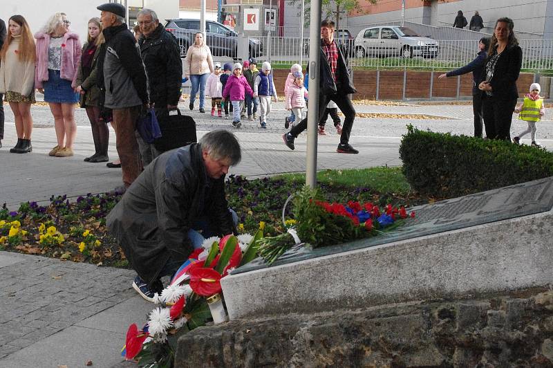 S dvoudenním předstihem, v pátek 9. listopadu si u památníku na Komenského náměstí v Uherském Hradišti připomněli studenti tamního gymnázia včetně jeho vedení a představitelů místní radnice Den veteránů. Ředitel Klubu kultury v Uherském Hradišti Antonín M